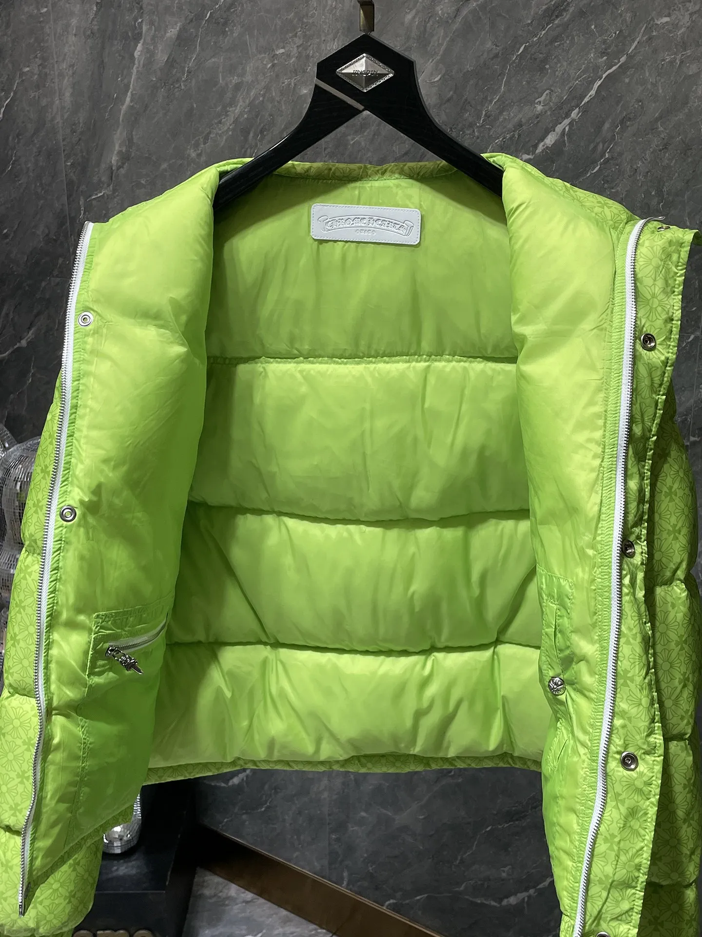 P676 Chrome Hearts ❄️Winter Down Jacket Series❄️ Chrome Hearts Dark Pattern Series Fluorescent Green Down Jacket is on sale at the counter at the same time❤ The best Guangzhou Inspection and National Standard 90 down jacket on the market! ! The world’s highest fluffiness of 900D! ! High standard and sufficient down filling! ! Exterior windproof and waterproof dark pattern custom fabric, interior high-grade dark pattern lining fabric to prevent lint, original hardware molding, exquisite craftsmanship details, can be casual or formal ✨ Slim fit and not bloated Recommended color: Customized dark pattern fluorescent green series Code number: S, M, L, XL